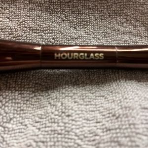 Hourglass Veil powder Brush